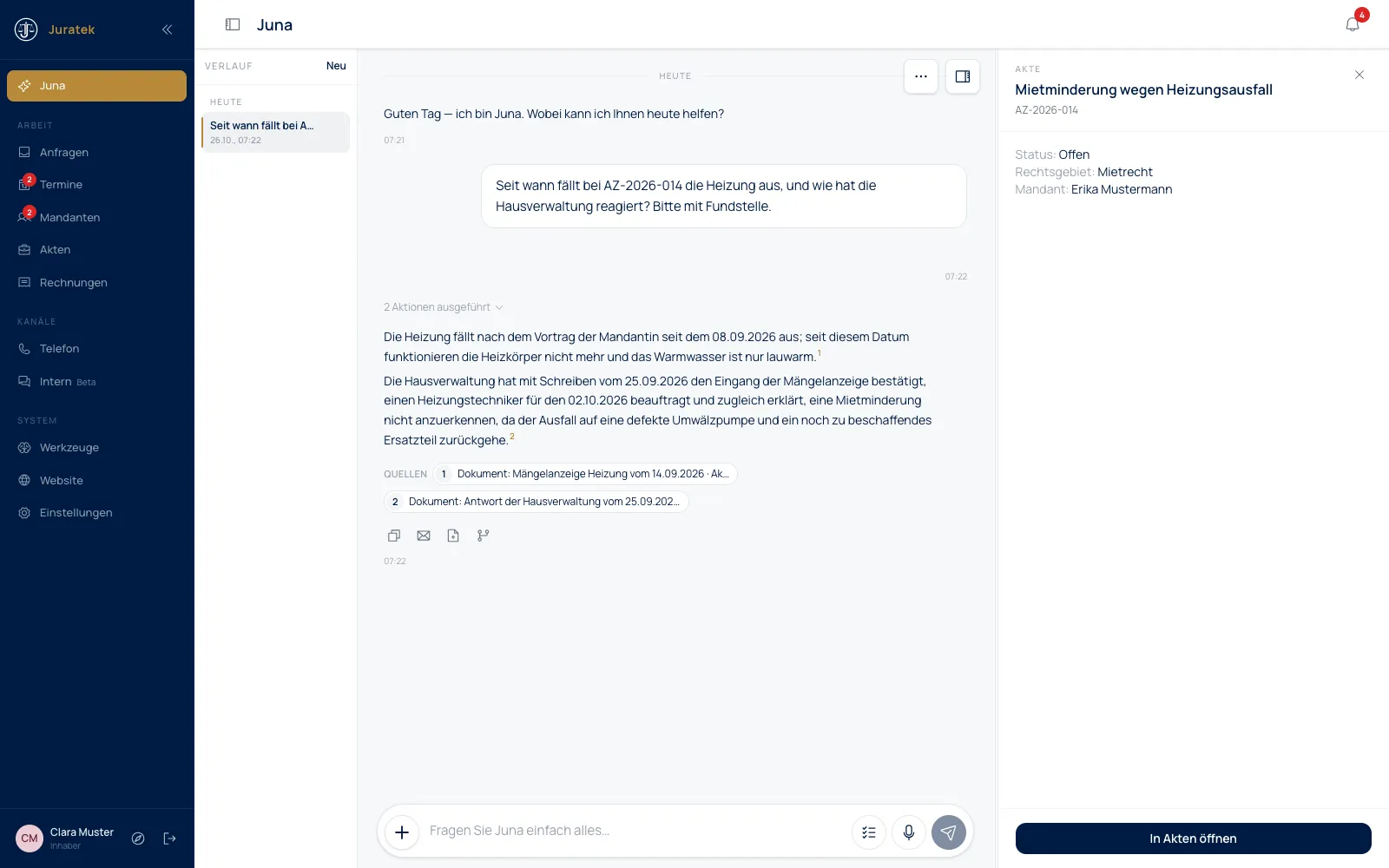 Juna-Workspace: Frage zur Akte AZ-2026-014, Antwort mit den Daten aus zwei Schreiben und einer Liste der Fundstellen, rechts die Akte.